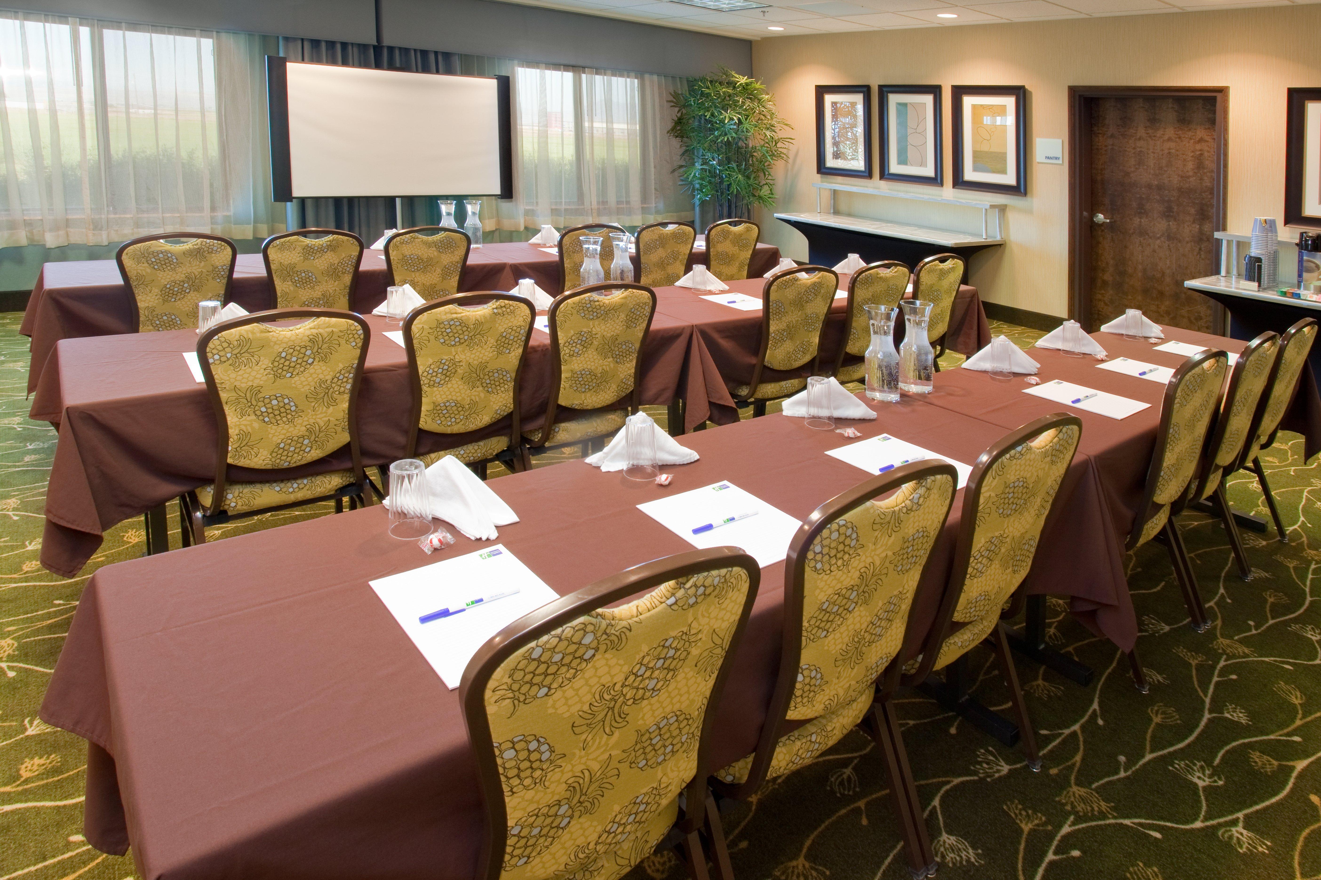 Holiday Inn Express & Suites Logan By Ihg מראה חיצוני תמונה