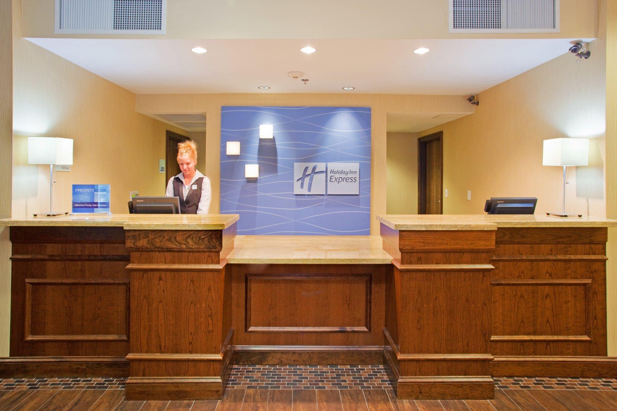 Holiday Inn Express & Suites Logan By Ihg מראה חיצוני תמונה
