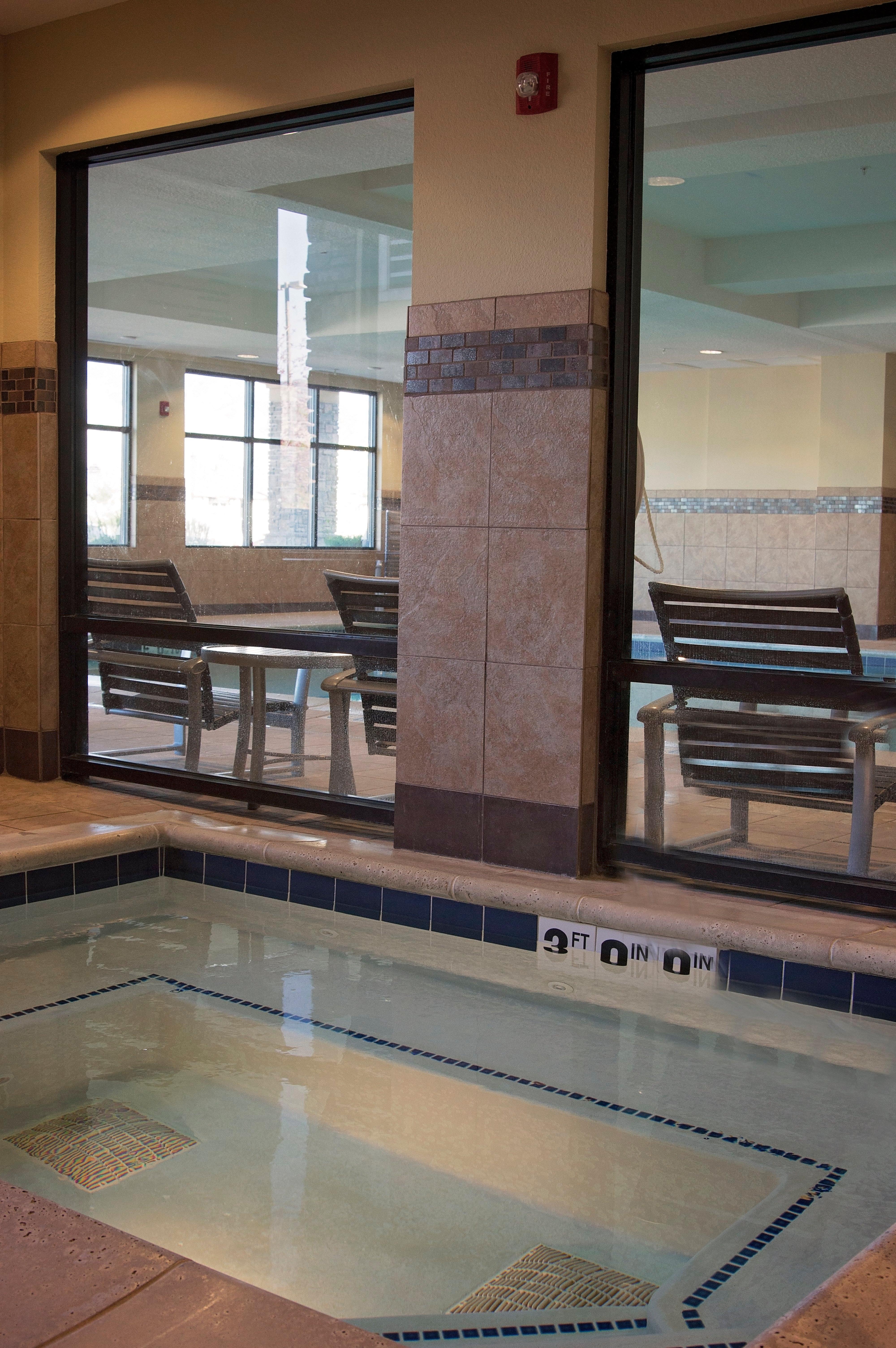 Holiday Inn Express & Suites Logan By Ihg מראה חיצוני תמונה
